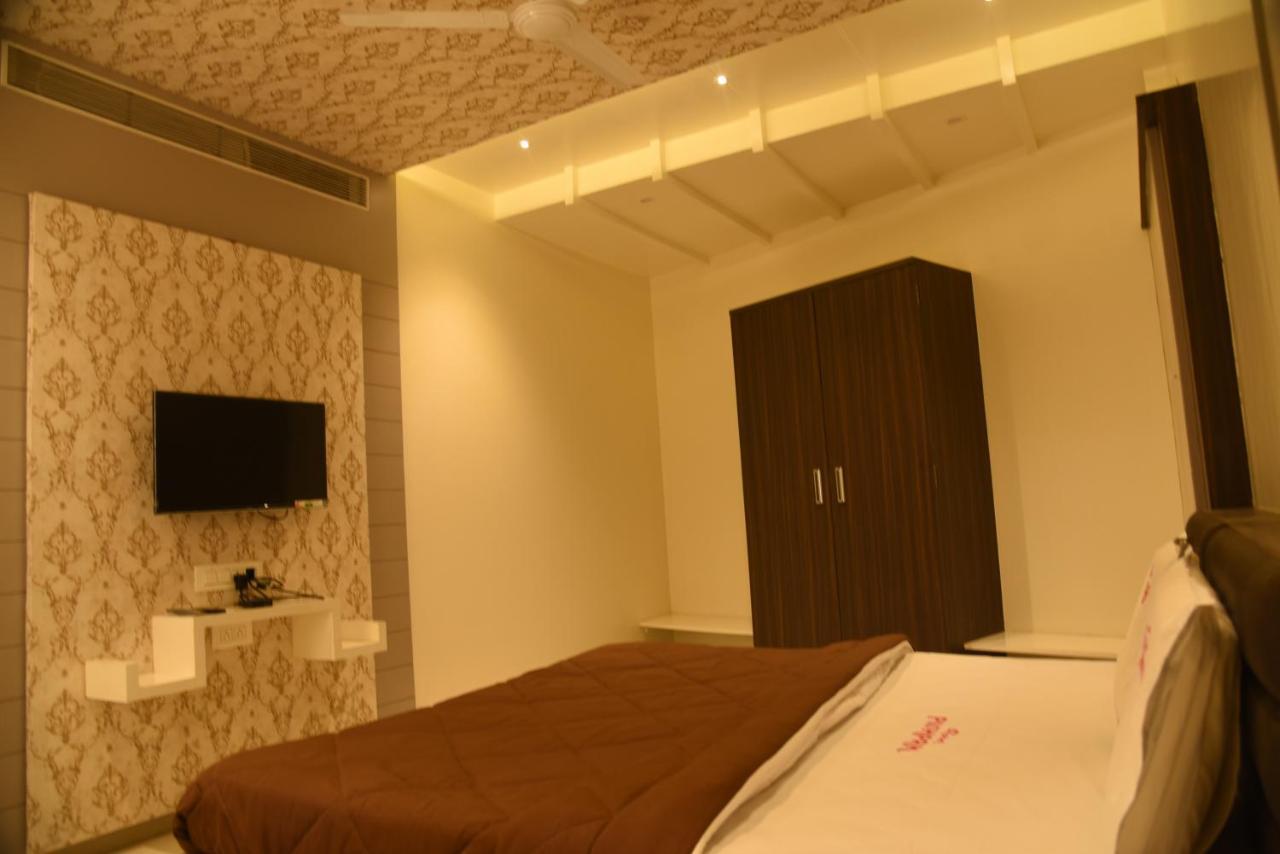 Hotel Pushpak Satara Bagian luar foto