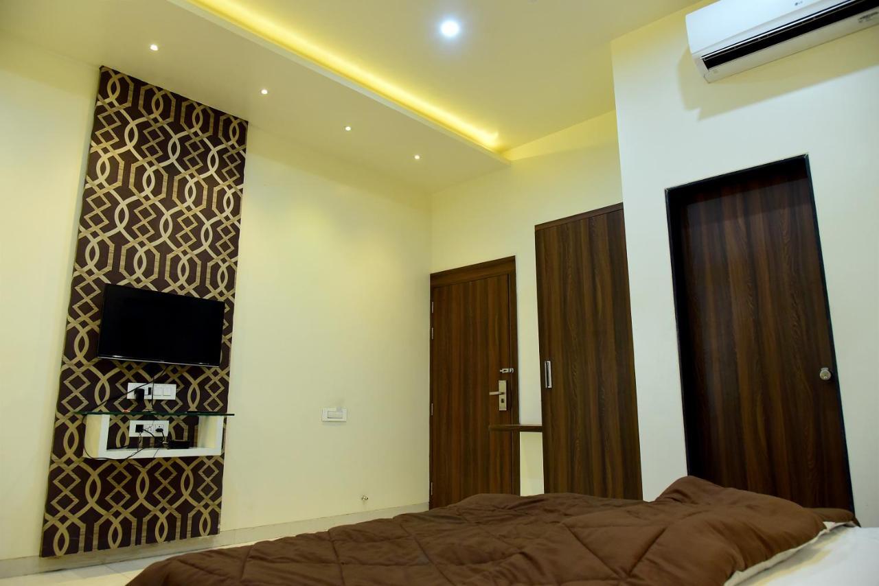 Hotel Pushpak Satara Bagian luar foto