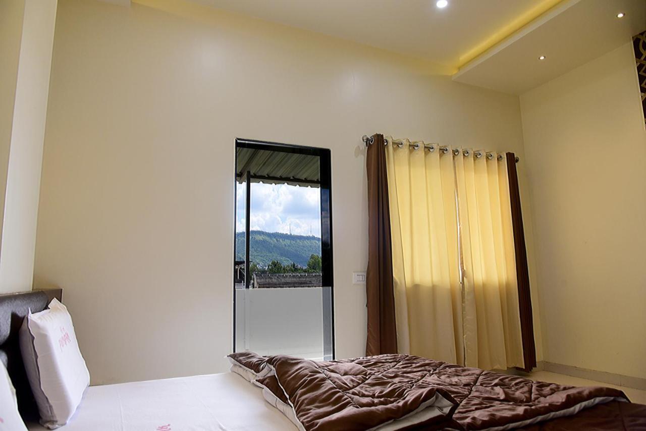 Hotel Pushpak Satara Bagian luar foto
