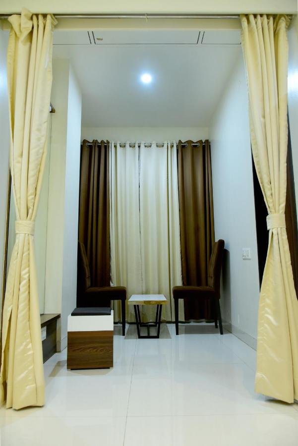 Hotel Pushpak Satara Bagian luar foto